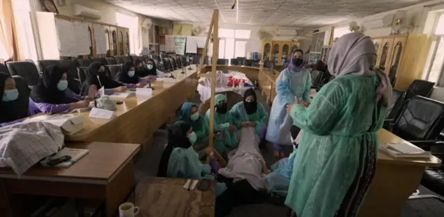 Афган кыз-келиндери окуган окуу жай