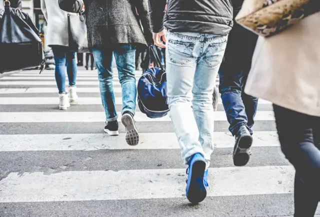 மனிதர்கள் நடந்து செல்கின்றனர்