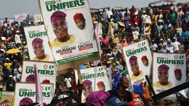 Pancartes du candidat Atiku Aboubakar