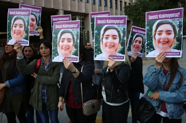 Şule Çet'in resmini taşıyan protestocular