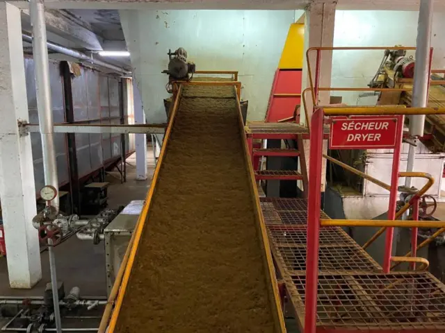 Vue de l'intérieur d'une usine en pleine activité sur l'île exotique de l'océan Indien, à Maurice, le 22 mars 2022.