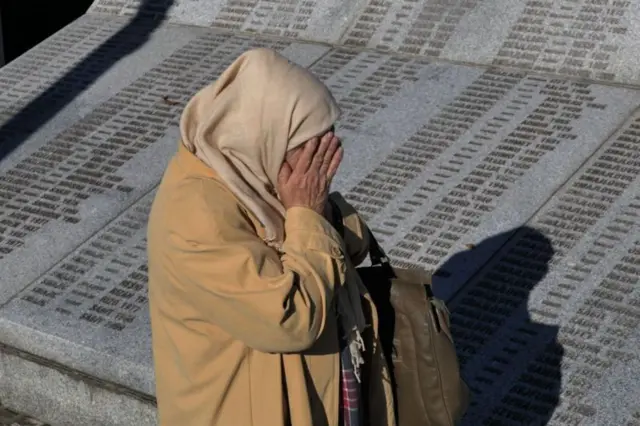 Une femme pose devant le mémorial du massacre de Srebrenica qui a eu lieu en juillet 1995, pendant la guerre en ex-Yougoslavie.