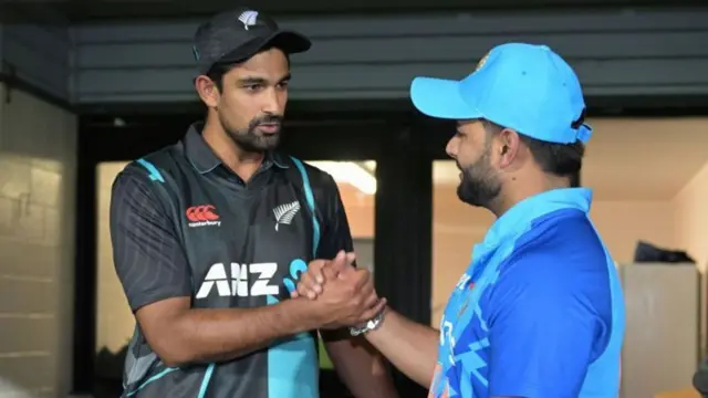 भारतीय खिलाड़ी ऋषभ पंत के साथ ईश सोढ़ी