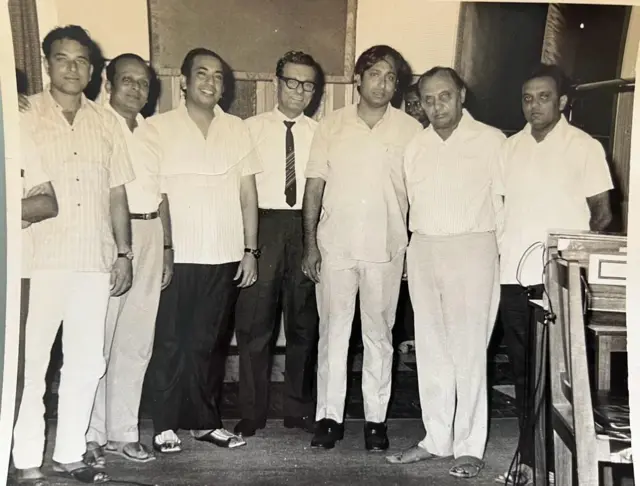 જેસલ તોરલ ફિલ્મના સંગીત રૅકોર્ડીંગ વખતે સંગીતકાર અવિનાશ વ્યાસ સાથે મહેન્દ્ર કપૂર, ઉપેન્દ્ર ત્રિવેદી, વેલજીભાઈ ગજ્જર, સંગીતકાર ગૌરાગ વ્યાસ વગેરે. 