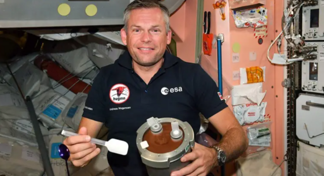 சந்திரனுக்கு நீங்கள் சென்றால் அங்கு என்ன சாப்பிட முடியும்? என்னென்ன ஆராய்ச்சிகள் செய்யப்பட்டுள்ளன?