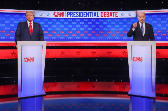 الرئيس الأمريكي جو بايدن (على اليمين) والرئيس الأمريكي السابق دونالد جيه ترامب (يسار) يشاركان في المناظرة الأولى للانتخابات الرئاسية لعام 2024