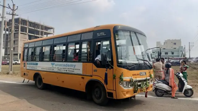 స్కూల్ బస్సు 