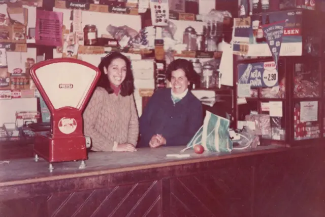 La madre y la hermana de Orsi, en una imagen de la familia en el almacén que regentaban. 