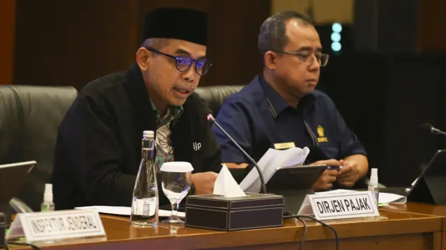 Dirjen Pajak Kementerian Keuangan Suryo Utomo (kiri) bersama Sekretaris Jenderal Kemenkeu Heru Pambudi (kanan) memberikan keterangan pers terkait dengan kasus kepegawaian di Jakarta, Rabu (8/3).