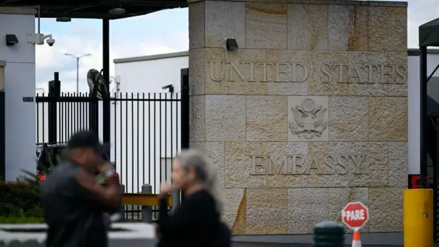 Fachada de la embajada estadounidense en Bogotá este domingo 26 de enero. 