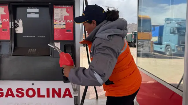 Olga Quispe en la gasolinera de Yacimientos Petrolíferos Fiscales Bolivianos (YPFB), Desaguadero, Bolivia. 
