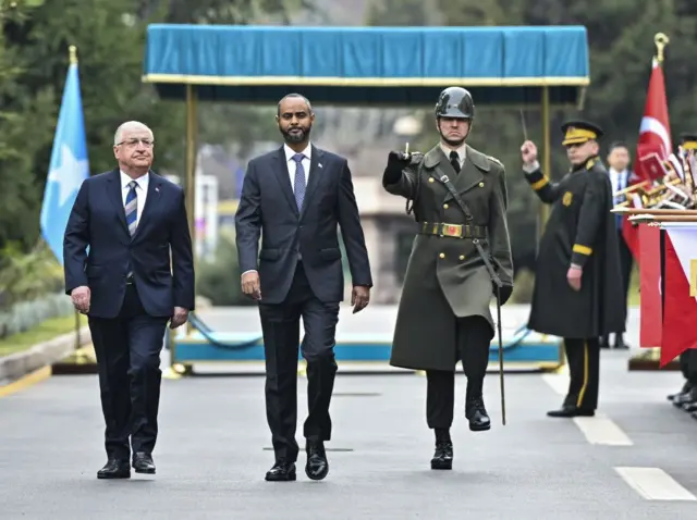 Katta eshak bilan yalangoch semiz qiz