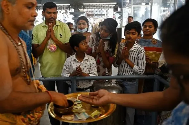 සිංහල ජනයාට බලපාන නැකත් සම්බන්ධව වාද විවාද ඇති වටපිටාවක දෙමළ ජනතාව අලුත් අවුරුදු සමරන්නේ කෙසේ දැයි බීබීසි සිංහල සේවය සොයා බලන්නට විය.