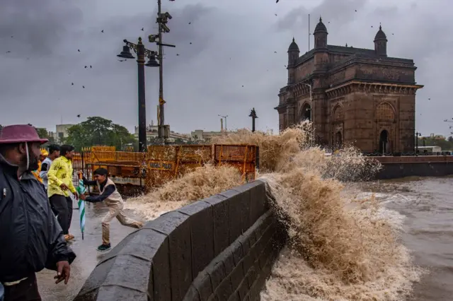 पावसाळ्यातलं गेटवे ऑफ इंडिया