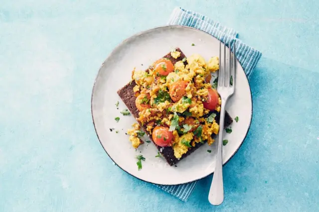 Cette brouillade de tofu est une excellente idée de petit-déjeuner pour votre enfant, surtout s'il n'aime pas les œufs. 