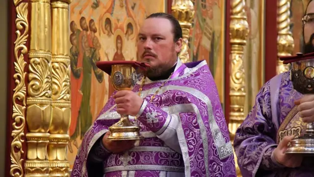 Иаков Воронцов в лиловой рясе во время служения