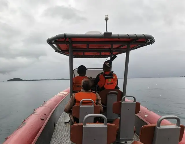 Tim SAR Ambon melakukan pencarian terhadap rombangan mahasiswa KKN Universitas Gajah Mada (UGM) yang mengalami kecelakaan kapal di Pulau Wahr, Maluku Tenggara, Maluku, Selasa (1/7/2025). Dalam insiden tersebut dua korban ditemukan dalam keadaan meninggal dunia dan 10 lainnya selamat.