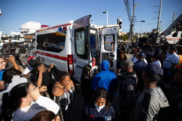 Familiares se agolpan en el lugar de la tragedia en busca de noticias de sus seres queridos.
