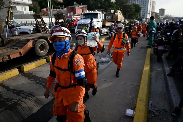 Equipos de rescate provenientes de El Salvador llegan a Venezuela. 
