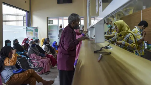 Pasien yang juga peserta BPJS Kesehatan menunggu resep obat di RSUD Kabupaten Ciamis, Jawa Barat, Kamis (9/2/2023).