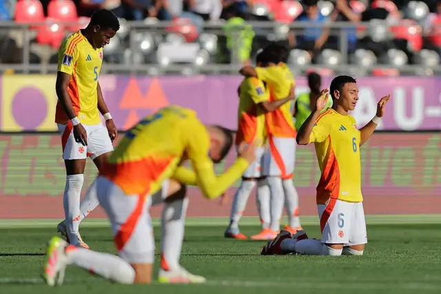 Para pemain timnas U-20 Kolombia berdoa pada akhir pertandingan menghadapi Afrika Selatan pada 2025 lalu.