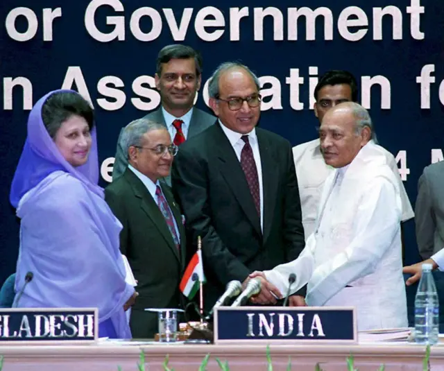 ১৯৯৫-এ দিল্লিতে সার্ক শীর্ষ সম্মেলনে অন্য নেতাদের সঙ্গে প্রধানমন্ত্রী খালেদা জিয়া