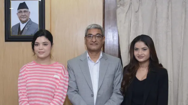 गृहमन्त्री लेखकसँग गायिका चौहान र अधिकारी