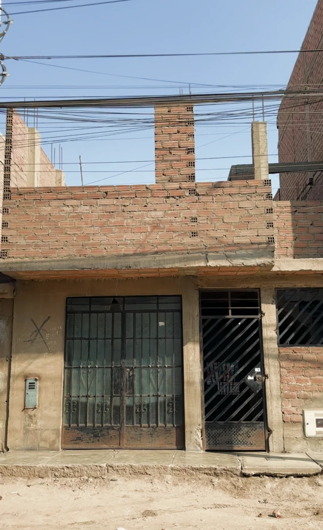 Ejemplo de la típica arquitectura inacabada en el barrio popular Los Olivos de Lima.