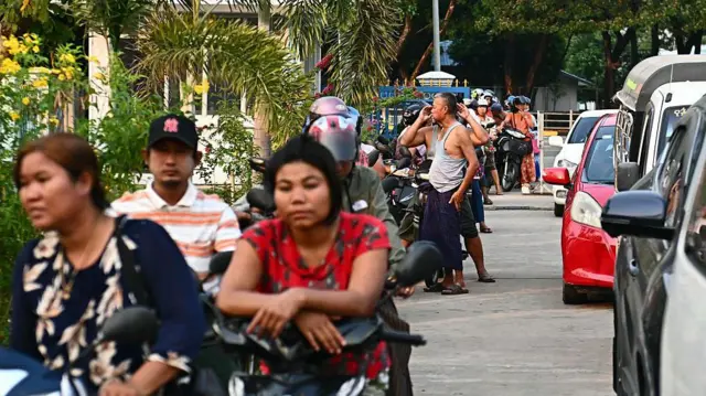 အချိန်တွေကို စက်သုံးဆီတန်းစီရင်း ကုန်ဆုံးကြရ