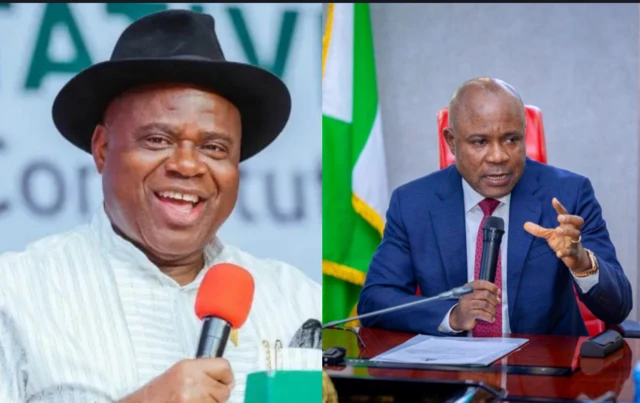 Gómìnà Douye Diri ní apá òsì mú gbohùngbohùn dání, ó rẹ́rìn-ín. Gómìnà Peter Mbah mú gbohùngbohùn dání