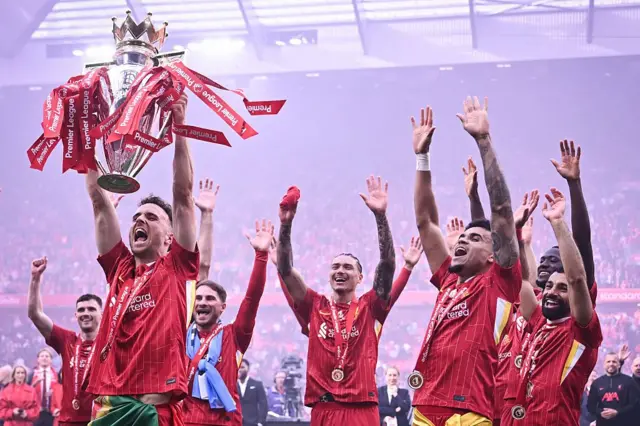 Diogo Jota levanta el trofeo de campeón de la premier league