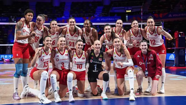 A milli voleybol takımı fotoğraf çektiriyor. 
