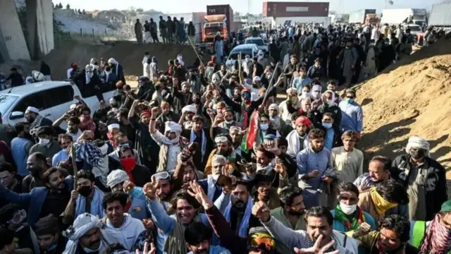 পিটিআই নেতা-কর্মীদের দাবি ইমরান খানকে মুক্তি দিতে হবে।