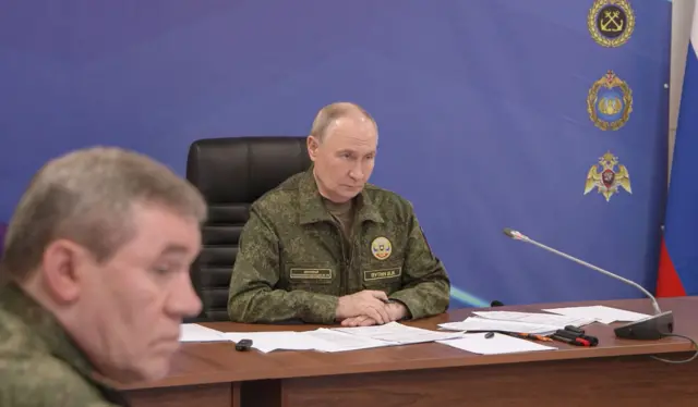 Володимир Путін і Валерій Герасимов за столом