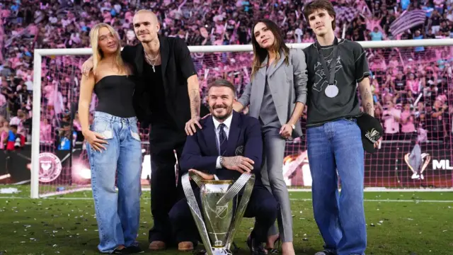 David Beckham, um dos donos do clube Inter Miami, e Victoria Beckham, posam com o troféu com Cruz Beckham e Romeo Beckham, depois do clube ganhar o campeonato após o jogo final da Copa Audi 2025 MLS entre o Inter Miami e o Vancouver Whitecaps no Chase Stadium em Fort Lauderdale, Flórida (EUA), no dia 6 de dezembro de 2025