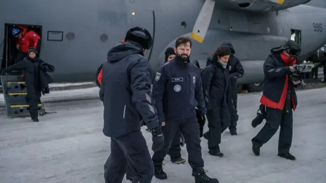 Borich y su equipo descendiendo del avión que les llevó a la Antártica.