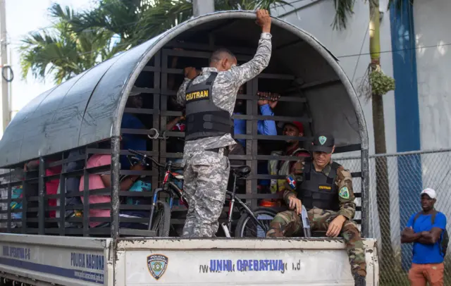 Ciudadanos de origen haitiano detenidos durante redadas masivas y siendo transportados al centro de recepción de migrantes de Haina, en República Dominicana, para ser deportados a Haití el 7 de octubre de 2024. 
