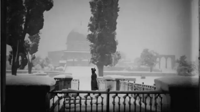 अल अक़्सा मस्जिद के बाहर ड्यूटी पर तैनात भारतीय फ़ौजी