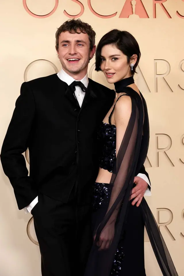 Пол Мескал і Грейсі Абрамс