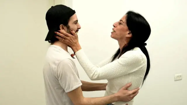 석방된 이스라엘 인질 마탄 잔구아커가 어머니와 재회하는 모습