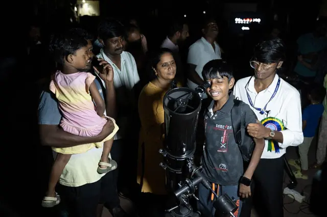 चेन्नई में दूरबीन के सहारे ब्लड मून को देखता एक लड़का