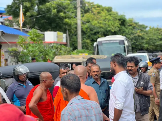 திருகோணமலை, புத்தர் சிலை பிரதிஷ்டை, இலங்கை, சிங்களர்கள், இலங்கை தமிழர்கள், மதம், பெளத்த மதம், பௌத்த பிக்குகள்