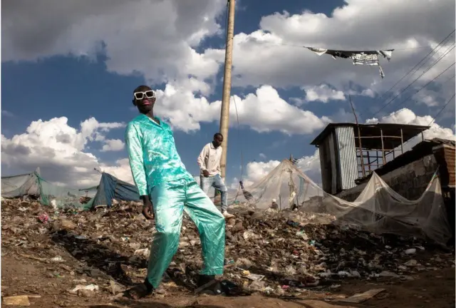 Daya daga cikinsu kenan, Dennis Odhiambo daga Kibera aka kashe masa kudinsa a wannan hoton