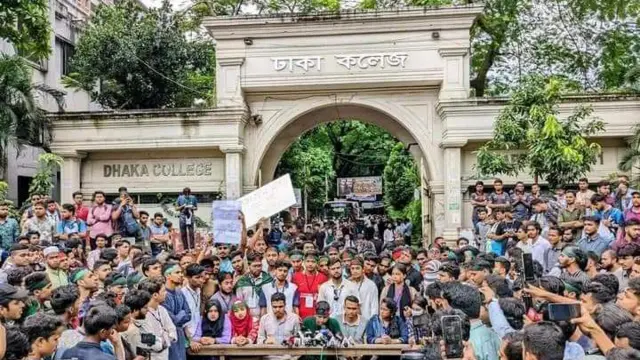 ঢাকা কলেজের সামনে আন্দোলনরত শিক্ষার্থীরা