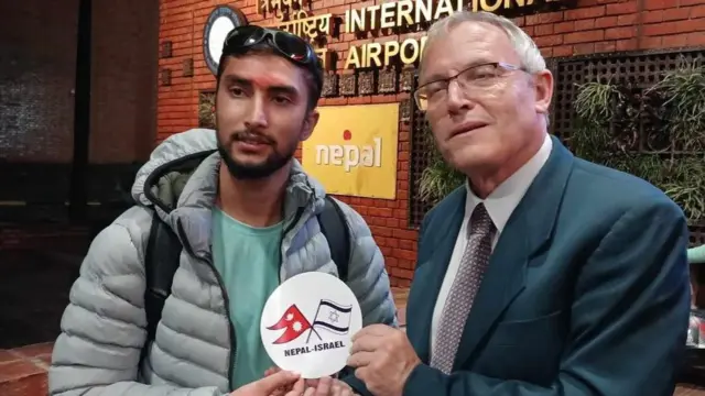 विपिन जोशी इजरेल जानुअघि उनलाई तात्कालिक इजरेली राजदूत हनान गोदरले उनलाई विमानस्थलमा बिदाइ गरेका थिए