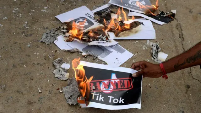 Cartazes queimandoapostas pixprotesto contra o TikTok na Índia