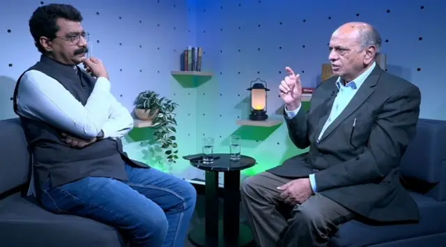 ज्येष्ठ विचारवंत, साहित्यिक आणि भाषा-अभ्यासक डॉ. गणेश देवी यांच्यासोबत बीबीसी मराठीचे संपादक अभिजीत कांबळे