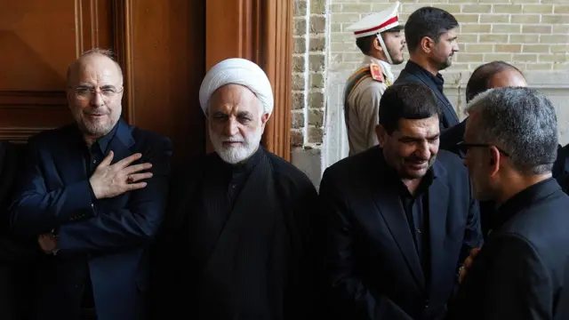 از چپ به راست: محمدباقر قالیباف (رئیس قوه مقننه)، غلامحسین محسنی اژه‌ای (رئیس قوه قضائیه) و محمد مخبر (کفیل ریاست جمهوری) سه عضو شورای برگزارکننده انتخابات ریاست جمهوری در هشتم تیرماه (یک ماه دیگر) خواهند بود