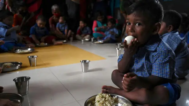 'அரசுப் பள்ளிகளில் சிக்கன் பிரியாணி வழங்குவதால் சிக்கல் தீர்ந்துவிடாது' – கல்வியாளர்கள் விமர்சிப்பது ஏன்?