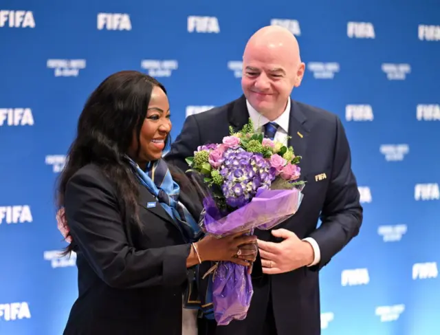 Le Président de la FIFA Gianni Infantino offre des fleurs à la Secrétaire Générale de la FIFA Fatma Samoura lors d'une réunion du Conseil de la FIFA le 17 décembre 2023 à Jeddah, Arabie Saoudite.